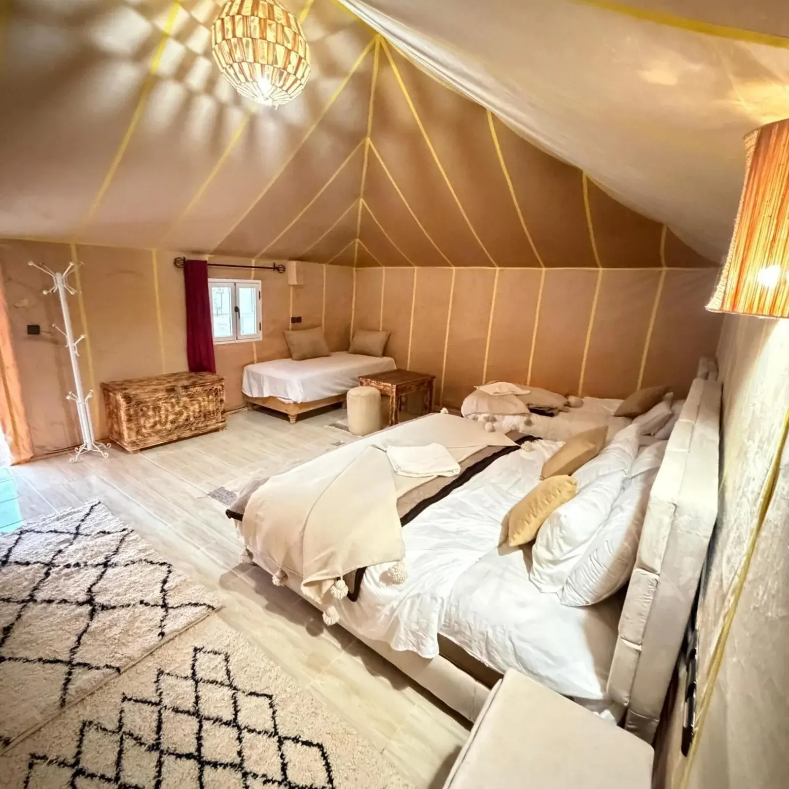 Innenraum eines Zelts im Sunlight Luxury Desert Camp in Merzouga, der die Unterkünfte hervorhebt