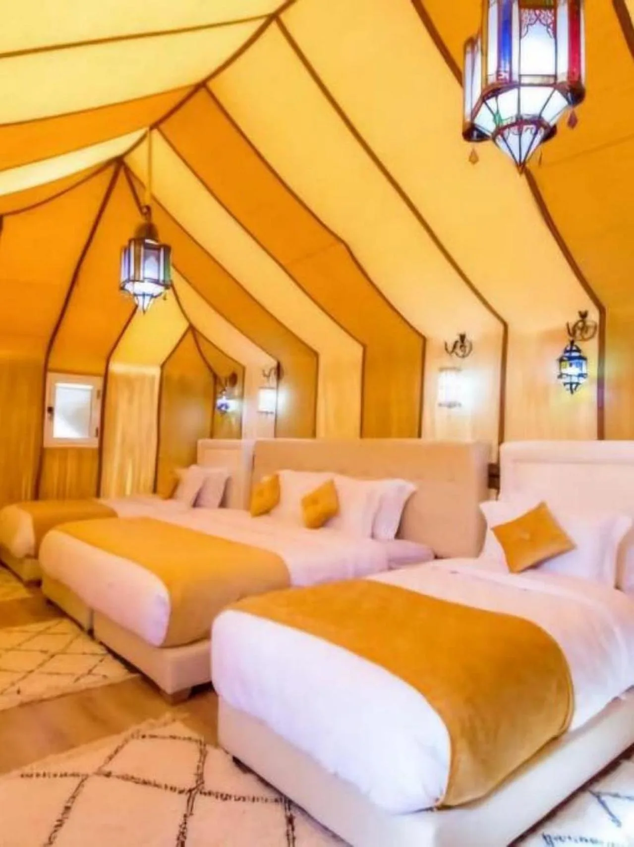 Geräumiger Innenraum eines Zelts im Sunlight Luxury Desert Camp in Merzouga