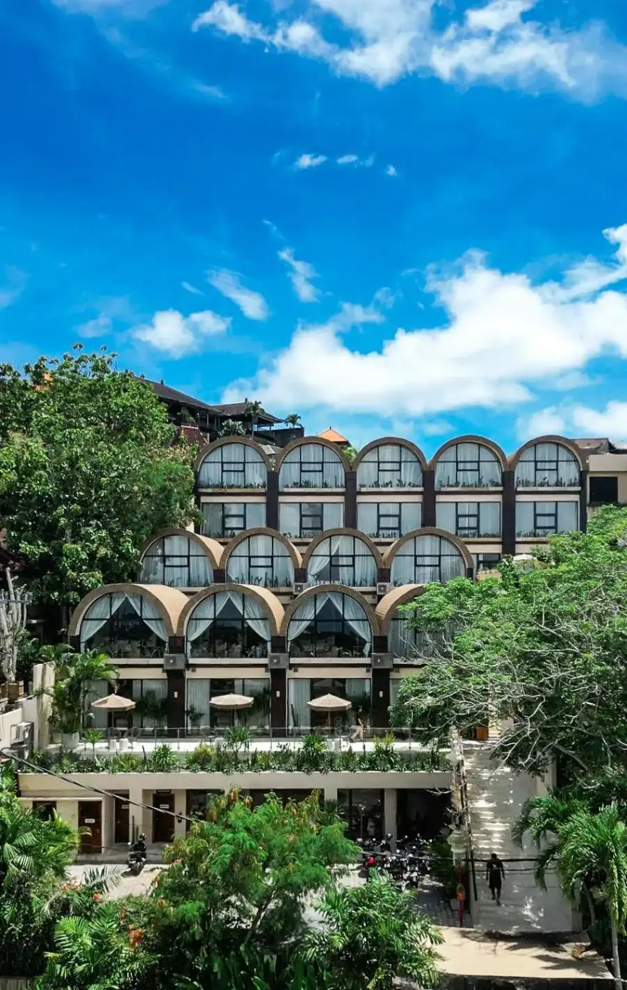 Vista exterior de Sunny Samudra Boutique Hotel Uluwatu que muestra una arquitectura única