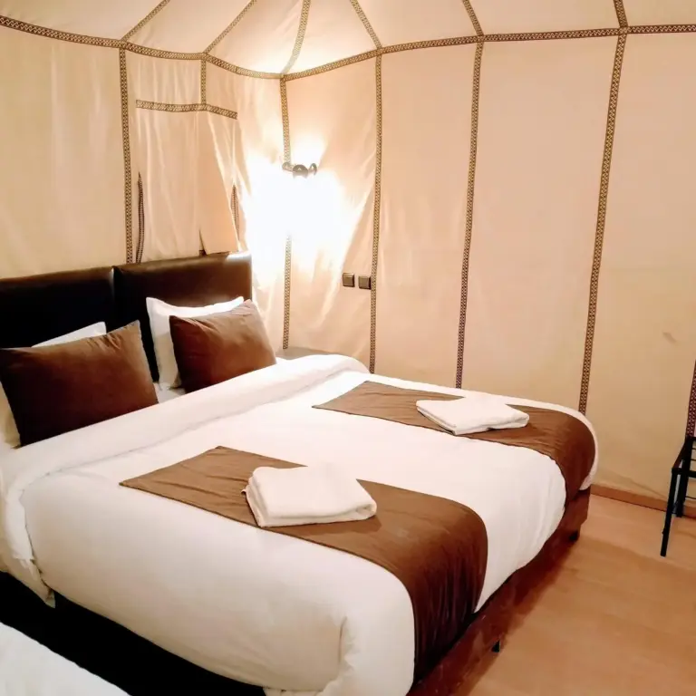Komfortables Zweibettzimmer im Sunrise Dunes Luxury Camp in Merzouga