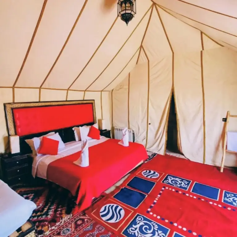 Elegantes King-Zimmer im Sunrise Dunes Luxury Camp in Merzouga
