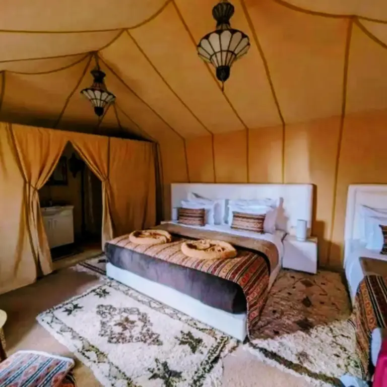 Geräumiges Familienzelt im Sunrise Dunes Luxury Camp in Merzouga