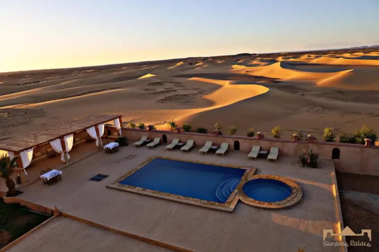 Vue aérienne de l’espace piscine au Sunrise Palace Merzouga