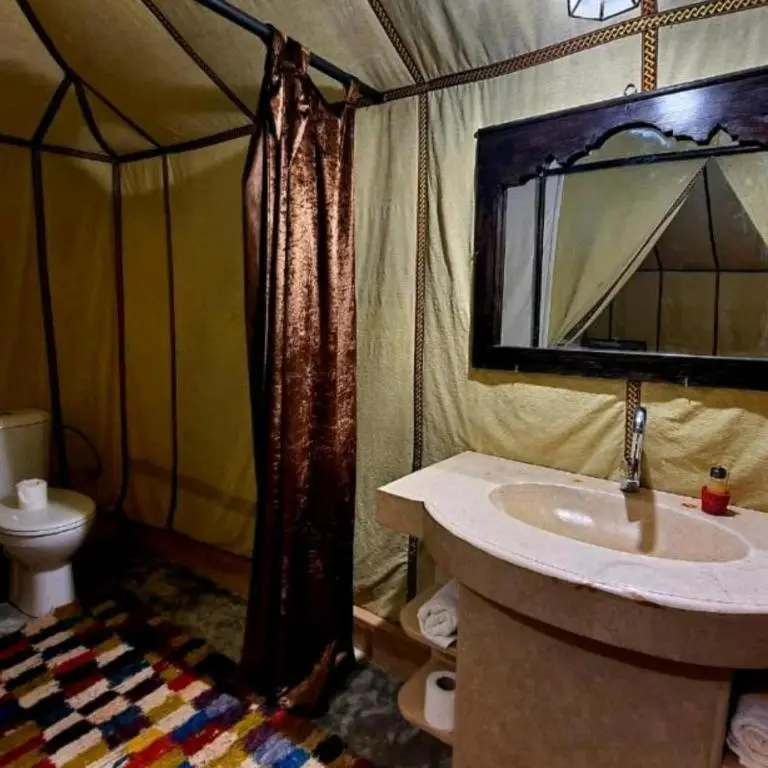 Baño funcional en Sunset Camp Merzouga