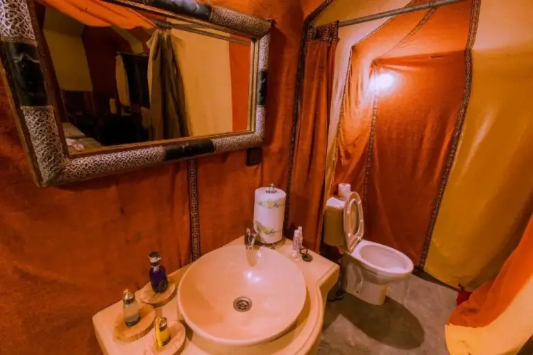 Vanity de baño elegante en Sunset Camp Merzouga