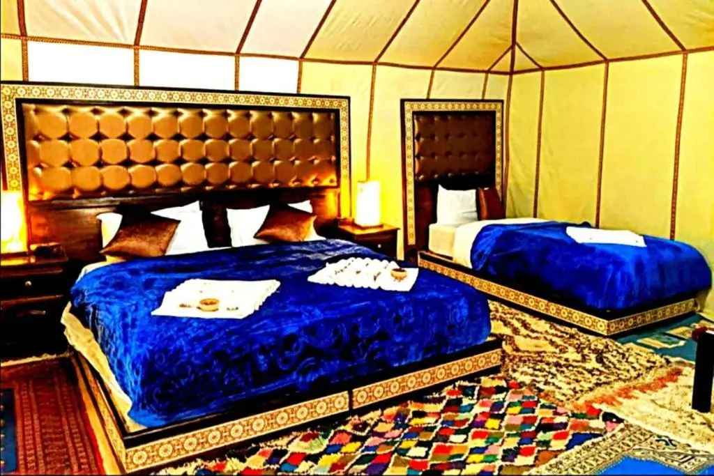 Cómoda habitación de temática azul en Sunset Camp Merzouga