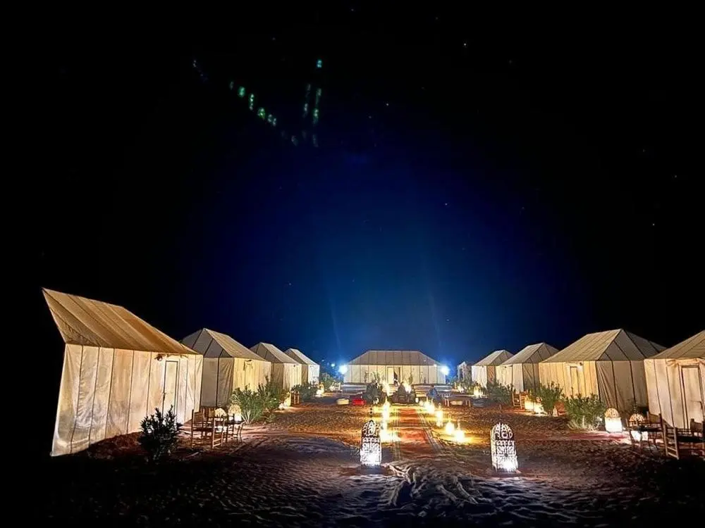 Tiendas iluminadas por la noche en Sunset Camp Merzouga