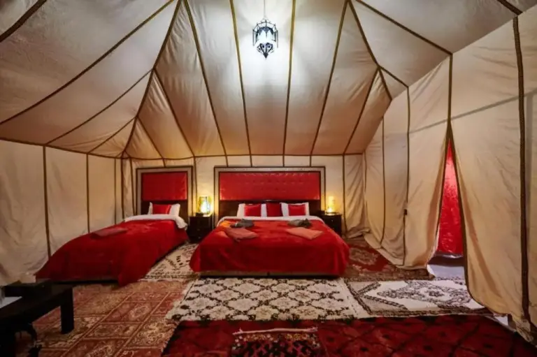 Elegante habitación temática roja en Sunset Camp Merzouga
