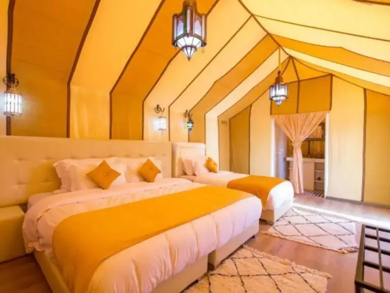 Habitación luminosa con temática amarilla en Sunset Camp Merzouga