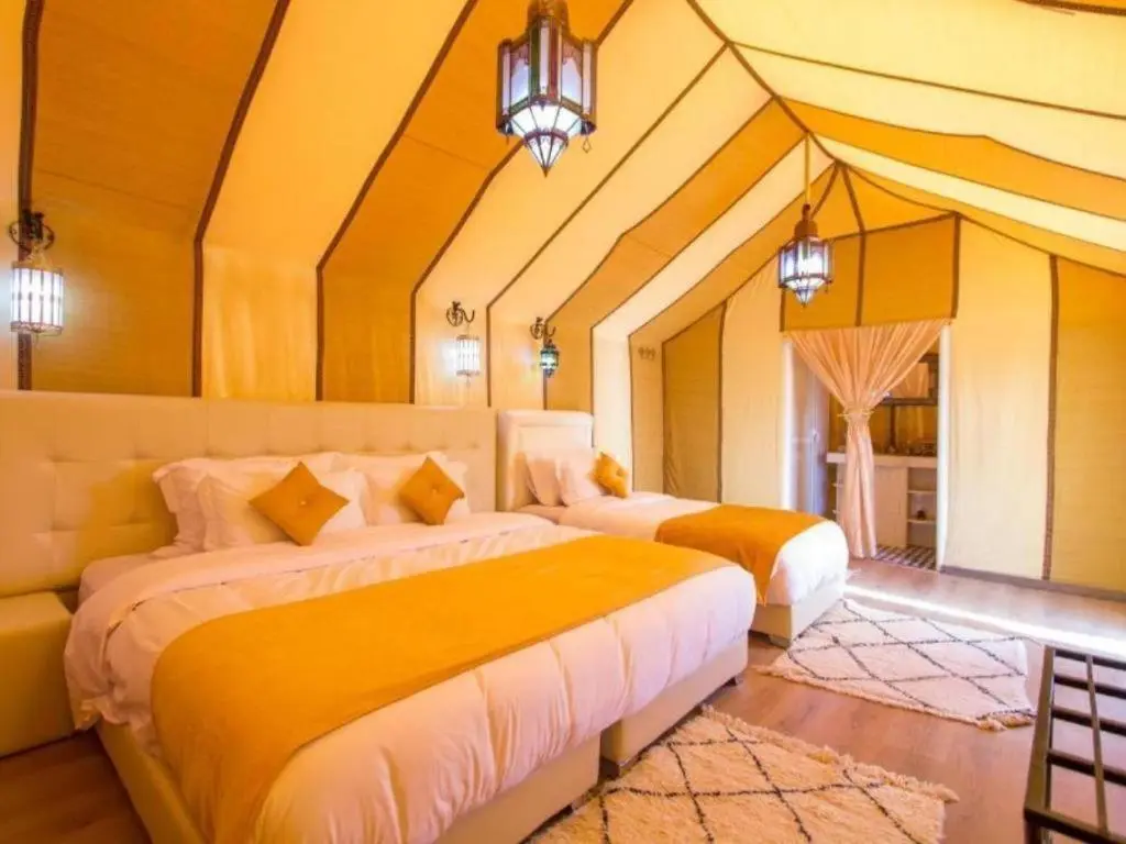 Habitación luminosa con temática amarilla en Sunset Camp Merzouga