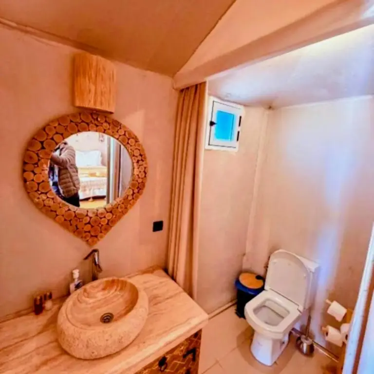 Badezimmereinrichtungen im Sunset Dunes Luxury Camp in Merzouga