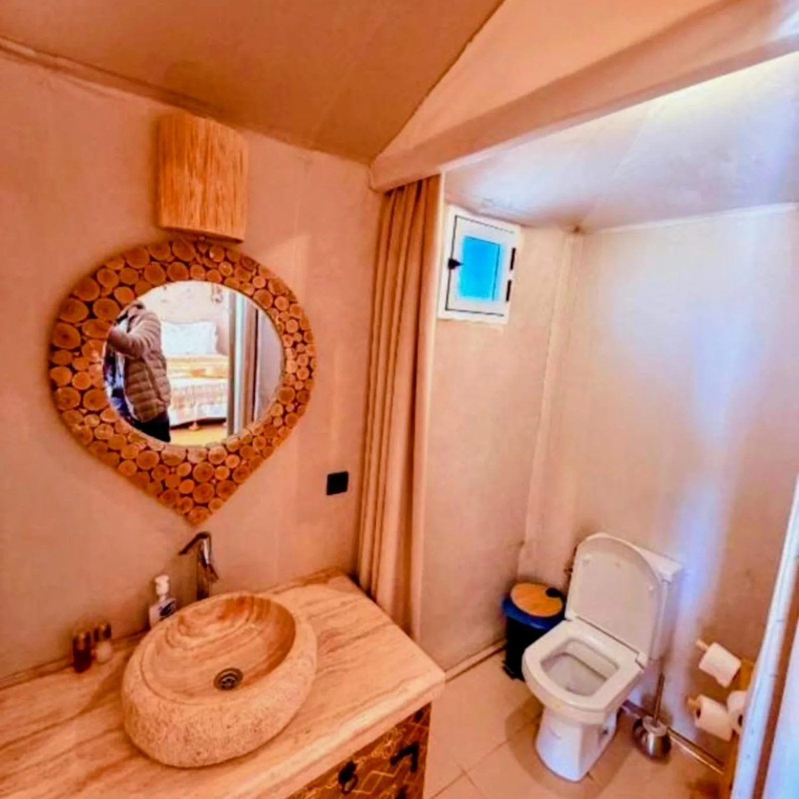 Badezimmereinrichtungen im Sunset Dunes Luxury Camp in Merzouga