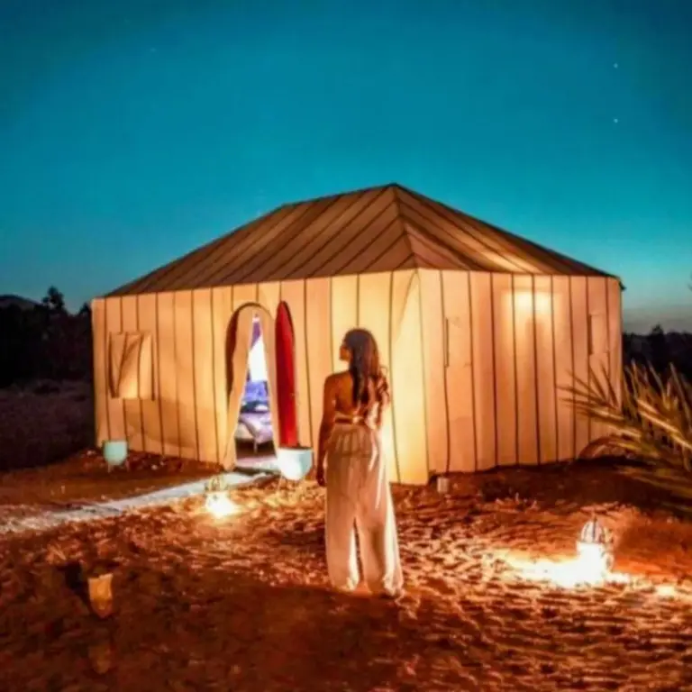 Abendansicht des luxuriösen Zelts im Sunset Dunes Luxury Camp in Merzouga