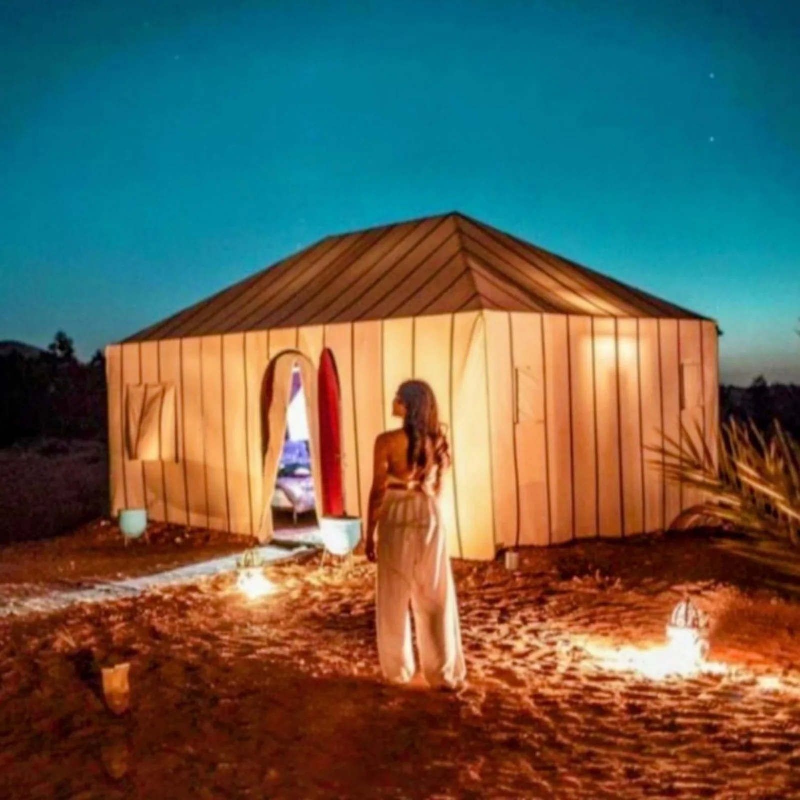 Abendansicht des luxuriösen Zelts im Sunset Dunes Luxury Camp in Merzouga