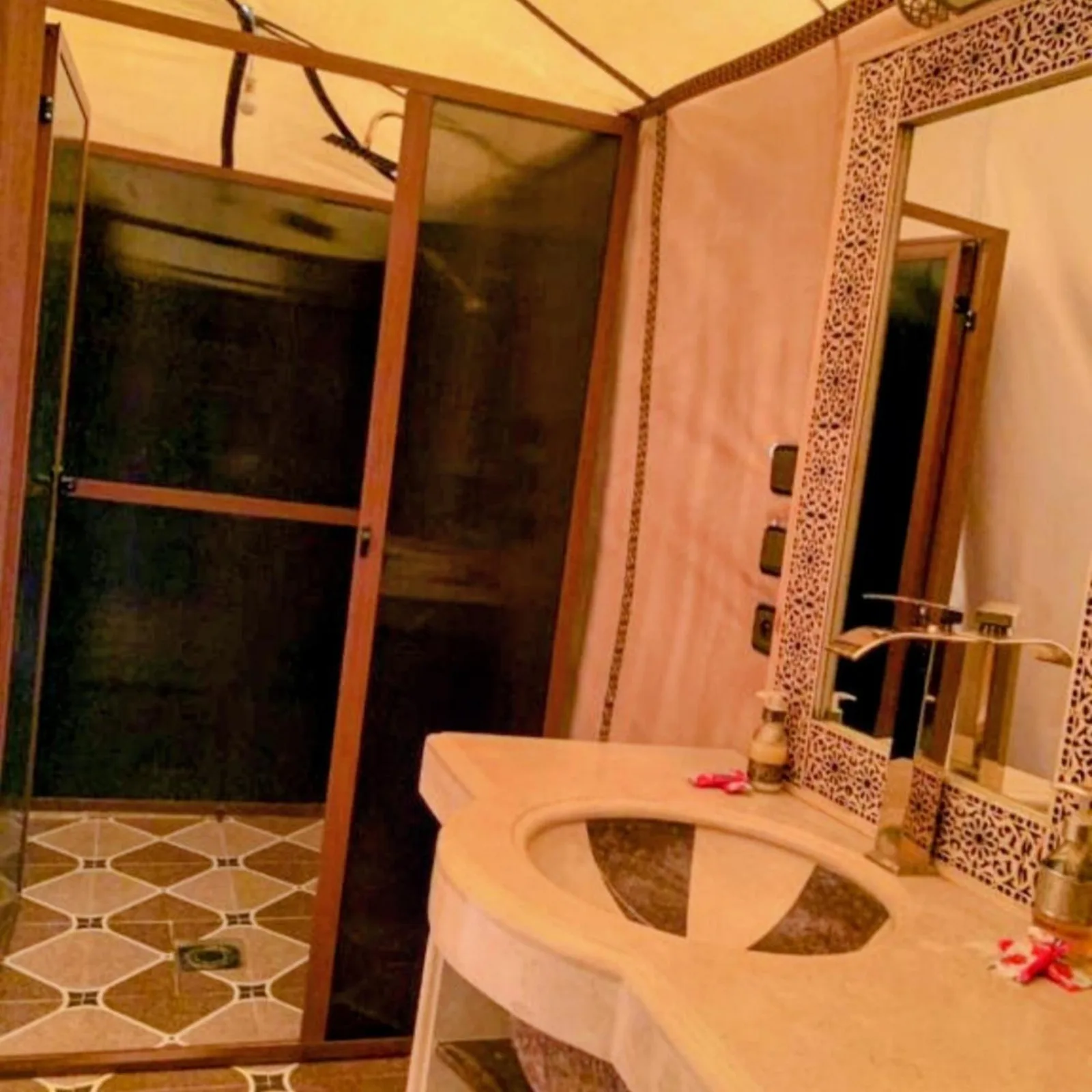 Duschbereich im Sunset Dunes Luxury Camp in Merzouga
