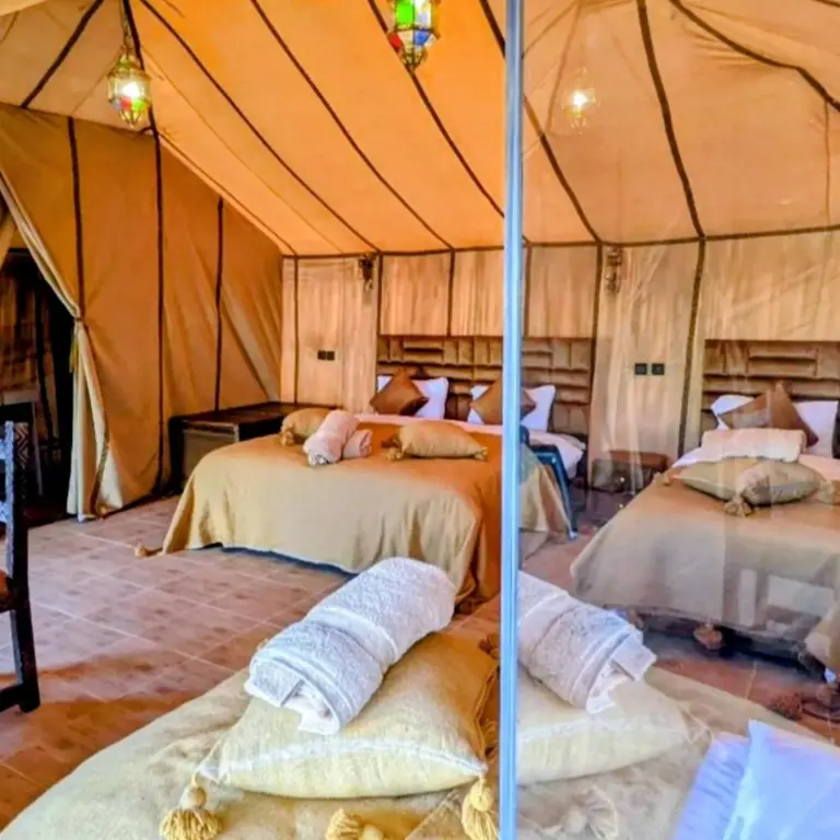 Geräumiges Doppelzimmer im Sunset Dunes Luxury Camp in Merzouga