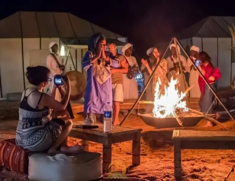 Des clients profitant d’un feu de camp au Sunset View Desert Camp à Merzouga