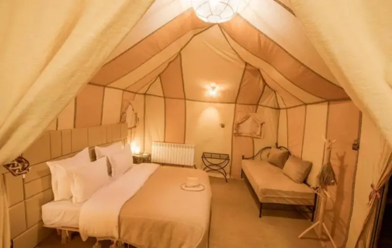Intérieur d’une tente confortable au Sunset View Desert Camp à Merzouga