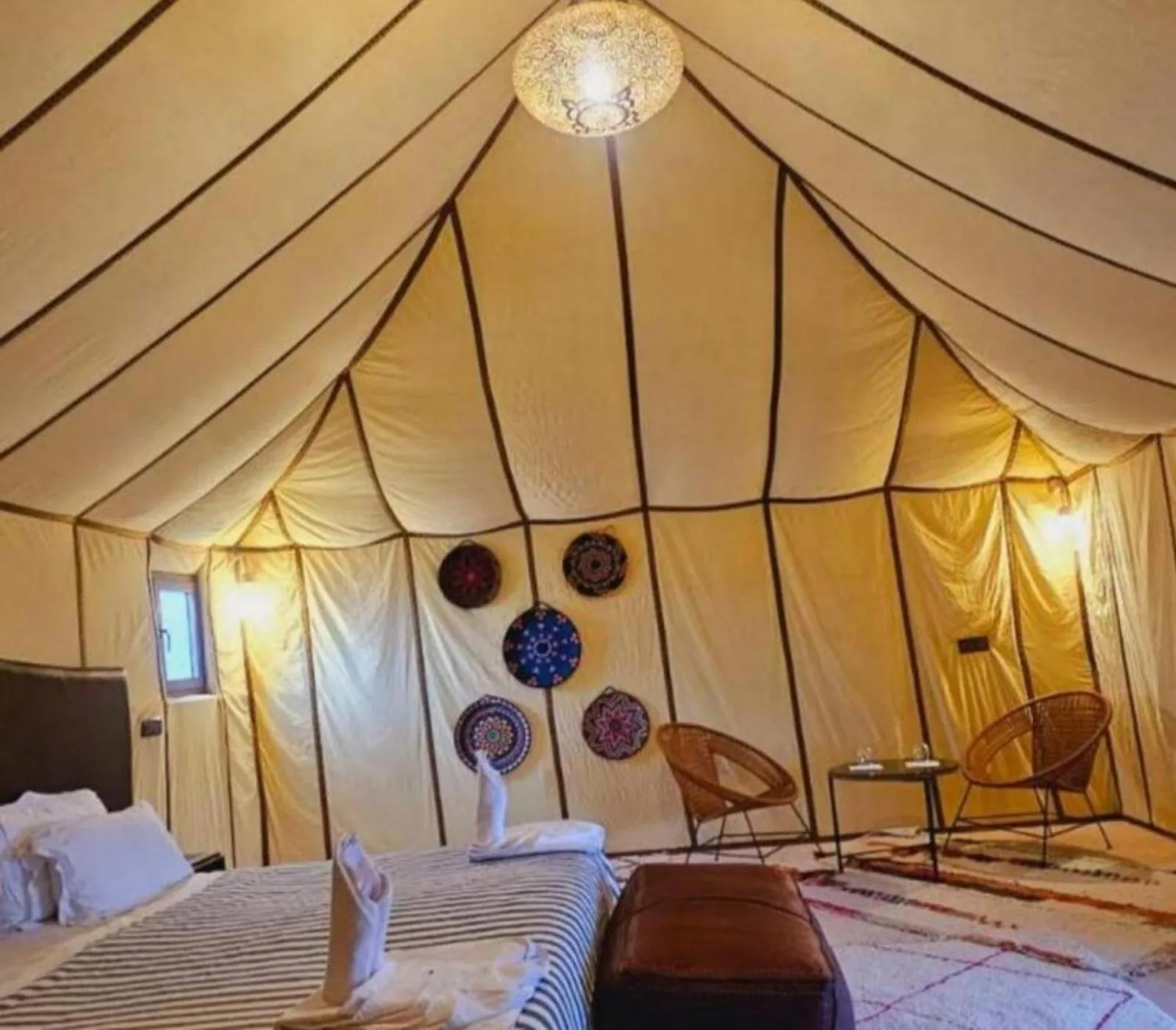 Intérieur d’une tente spacieuse au Sunset View Desert Camp à Merzouga
