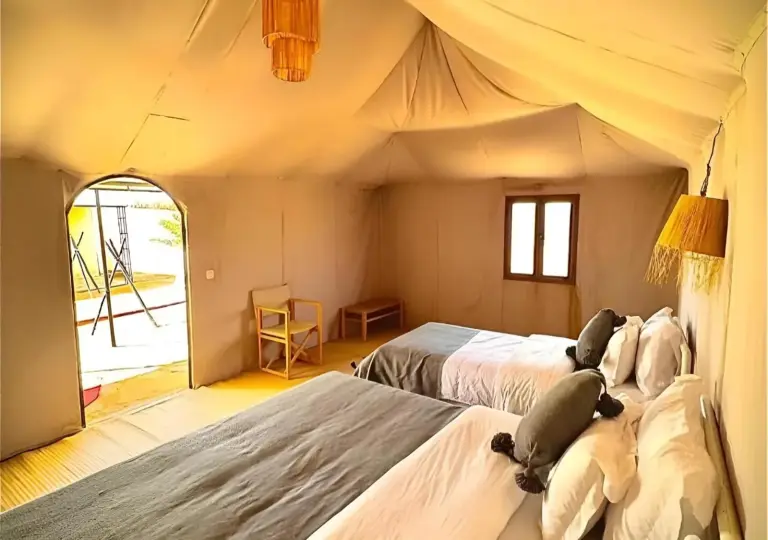 Intérieur de tente confortable au Sunsky Luxury Camp à Merzouga