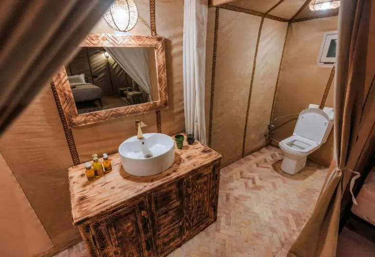 Salle de bains élégante au Sunsky Luxury Camp à Merzouga