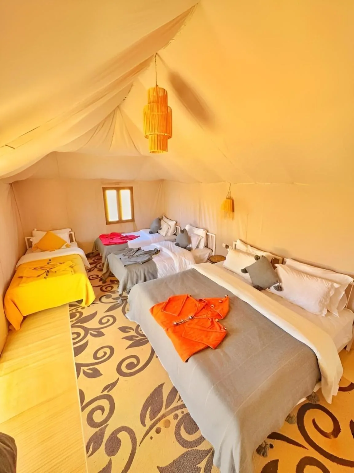 Tente familiale spacieuse au Sunsky Luxury Camp à Merzouga