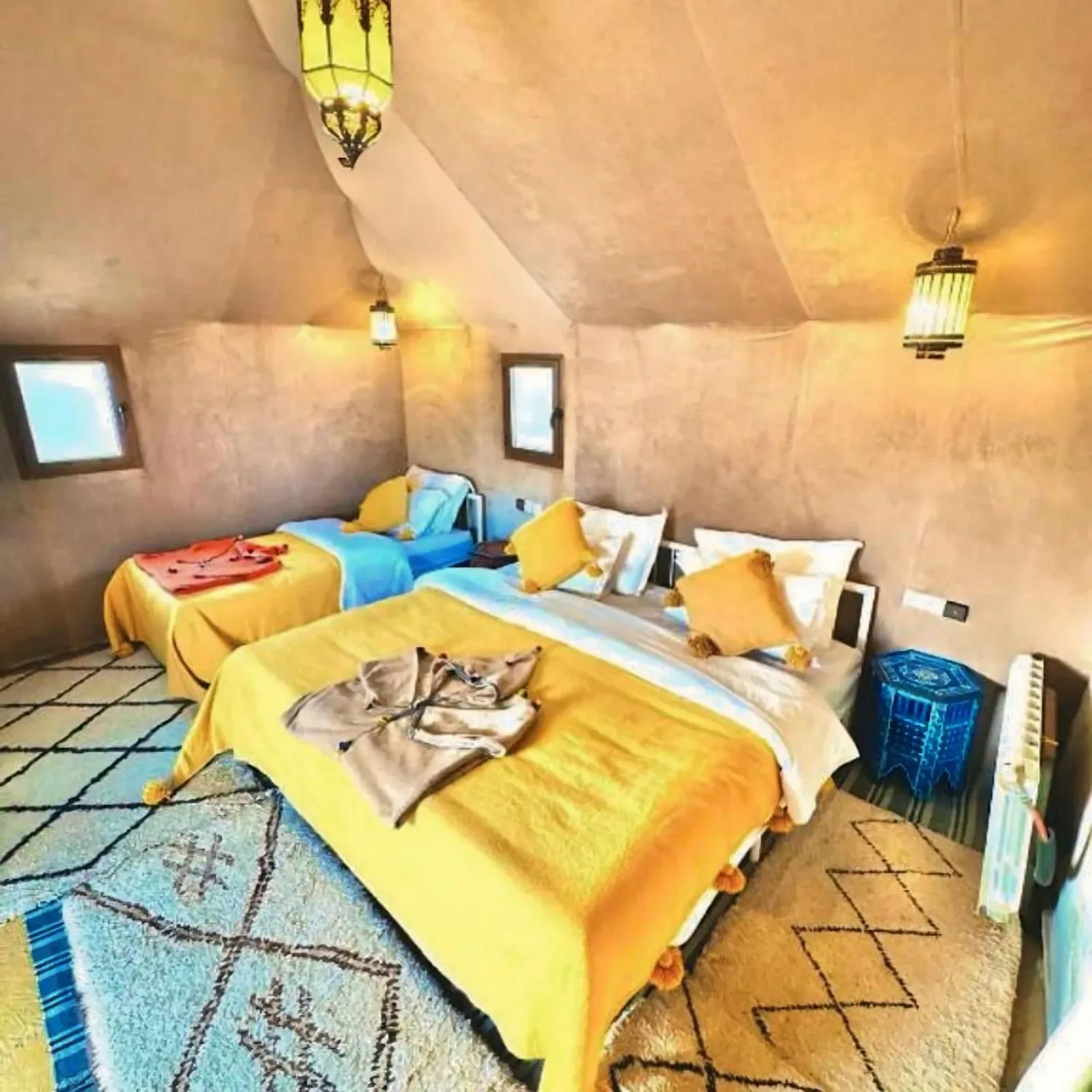 Chambre d’hôtes vibrante au Sunsky Luxury Camp à Merzouga