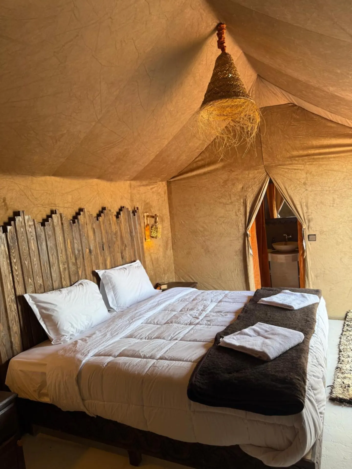 Chambre au design naturel au Super Luxury Camp à Merzouga