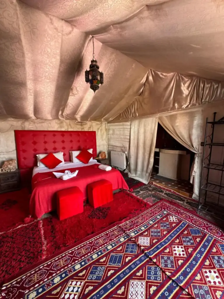 Super Luxury Camp à Merzouga chambre thématique rouge