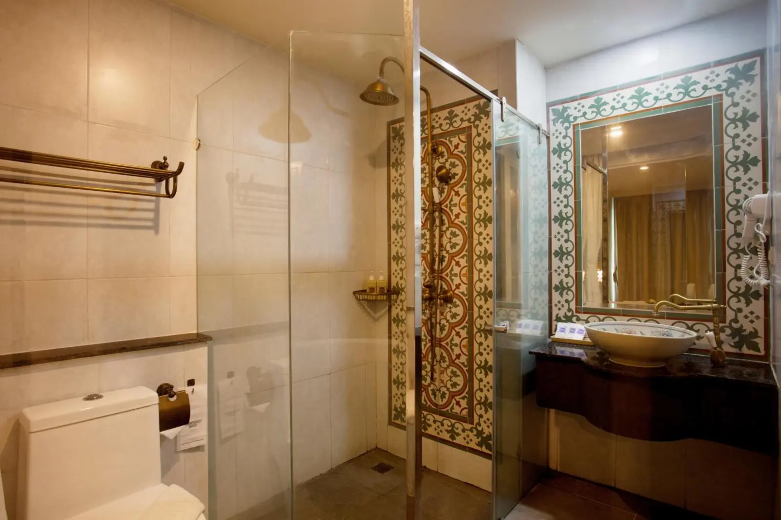 Stilvolles Duschbad im Supicha Pool Access Hotel