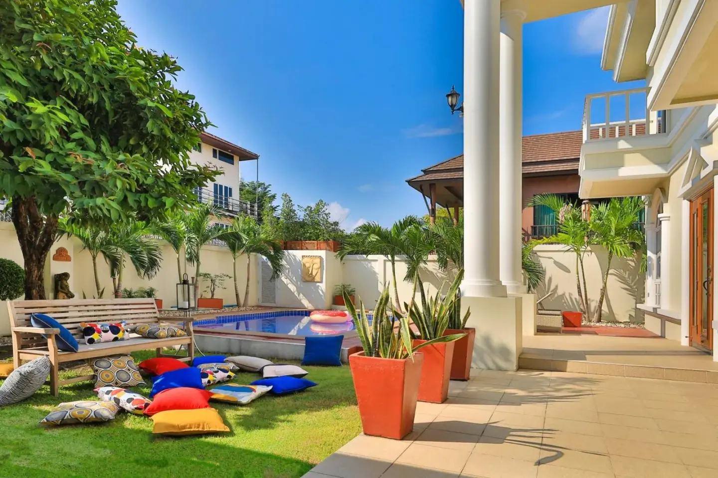 Vista del jardín en Sweet Villas Pattaya con asientos