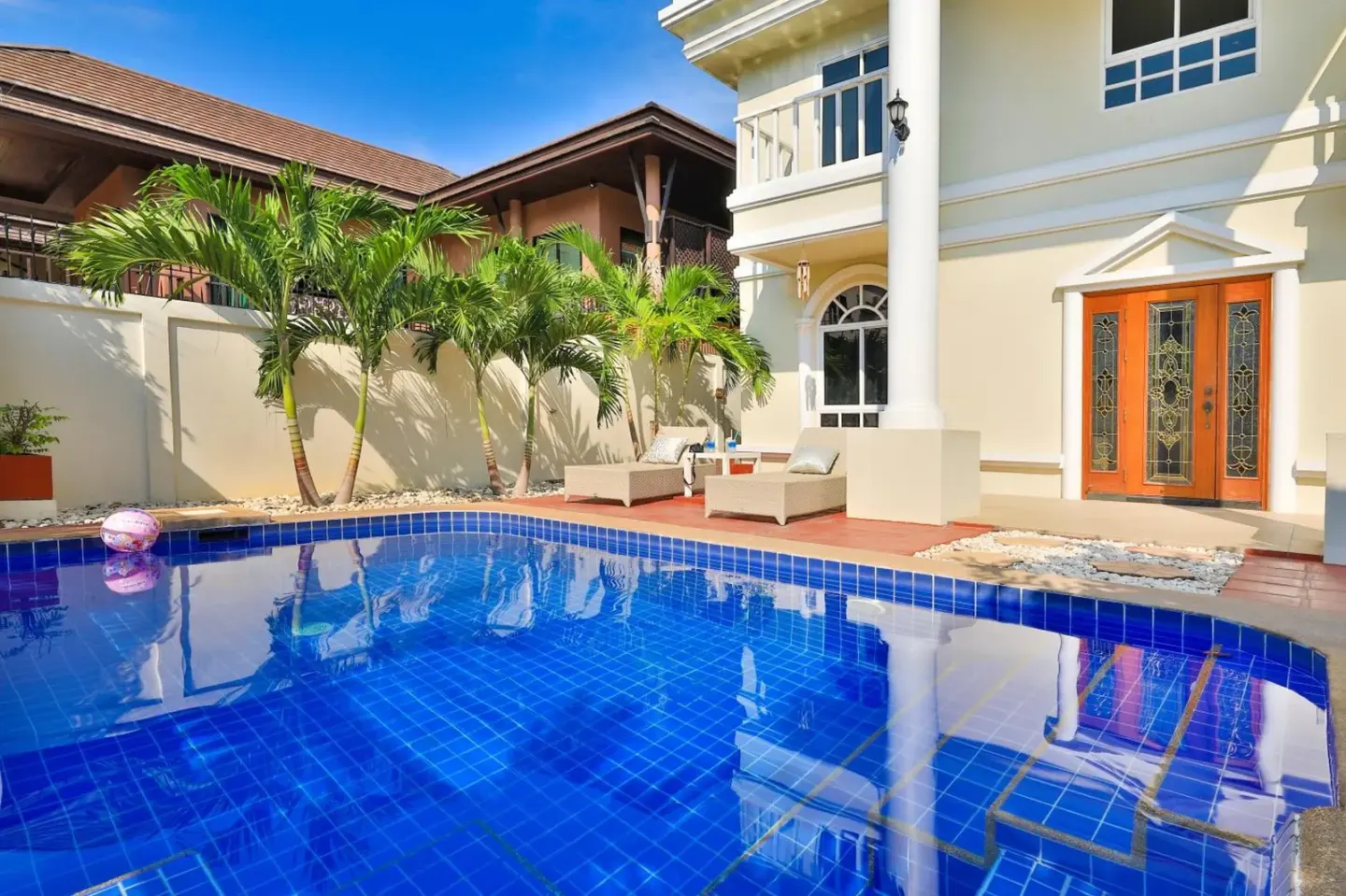 Zona de descanso junto a la piscina en Sweet Villas Pattaya