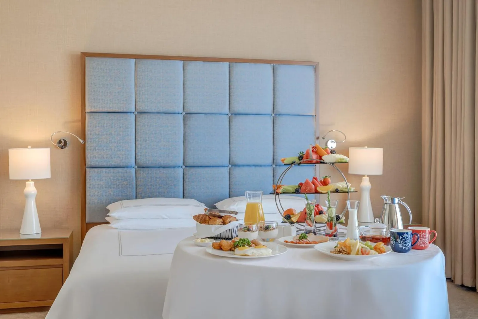 Frühstücks-Setup für den Zimmerservice im Swissôtel Al Ghurair Dubai mit Gebäck, Obst und Getränken
