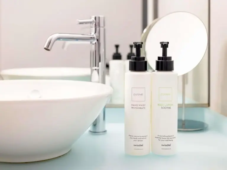 Swissotel Nankai Osaka – Hotel in Osaka, Japan – ein Badezimmer mit zwei Flaschen Shampoo und einem Waschbecken im Swissotel Nankai Osaka in Osaka