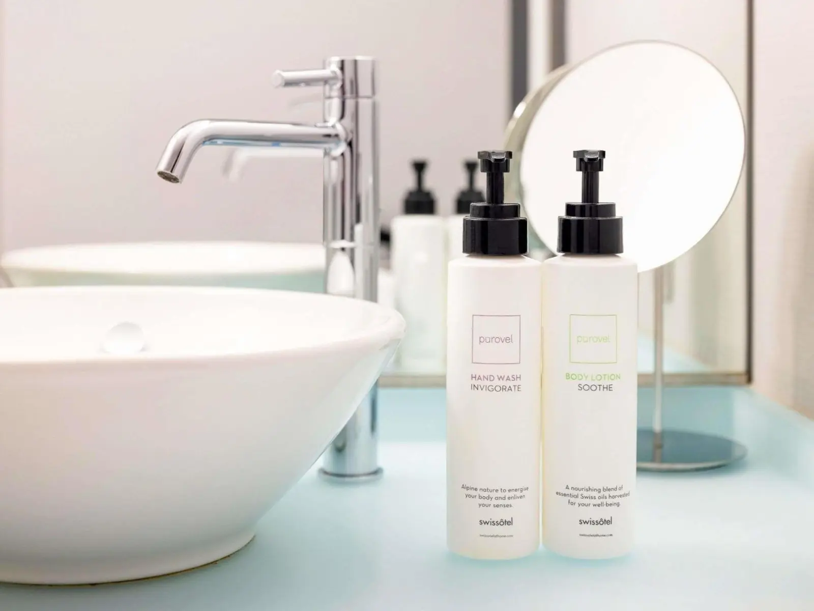 Swissotel Nankai Osaka – Hotel in Osaka, Japan – ein Badezimmer mit zwei Flaschen Shampoo und einem Waschbecken im Swissotel Nankai Osaka in Osaka