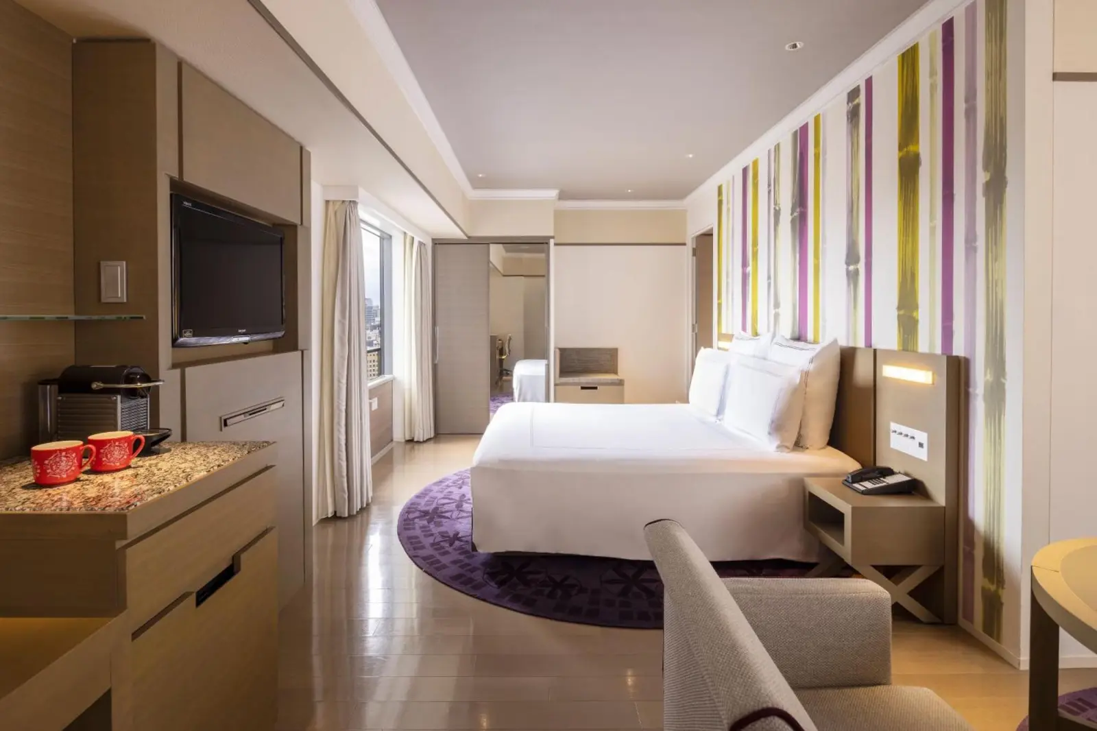 Swissotel Nankai Osaka – Hotel in Osaka, Japan – ein Schlafzimmer mit einem großen weißen Bett und einem Fernseher im Swissotel Nankai Osaka in Osaka