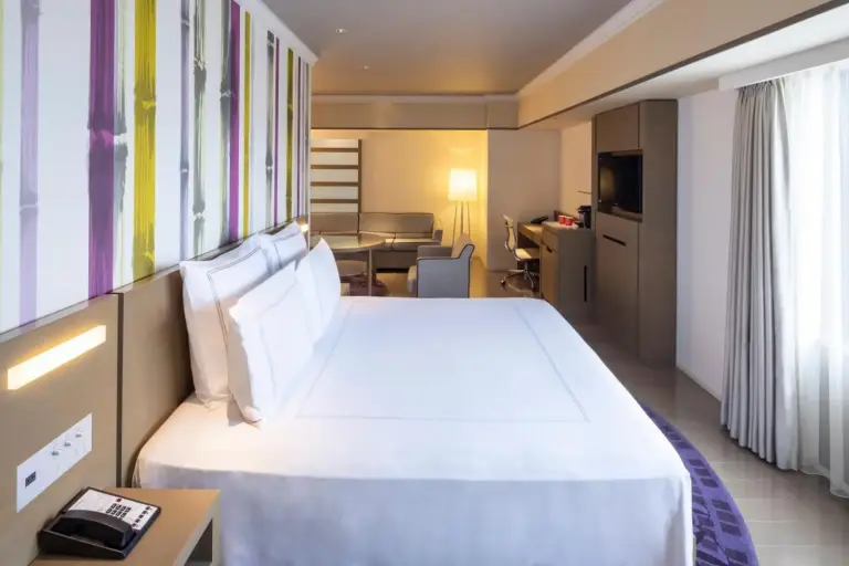 Swissotel Nankai Osaka – Hotel in Osaka, Japan – ein Hotelzimmer mit einem großen Bett und einem Schreibtisch im Swissotel Nankai Osaka in Osaka