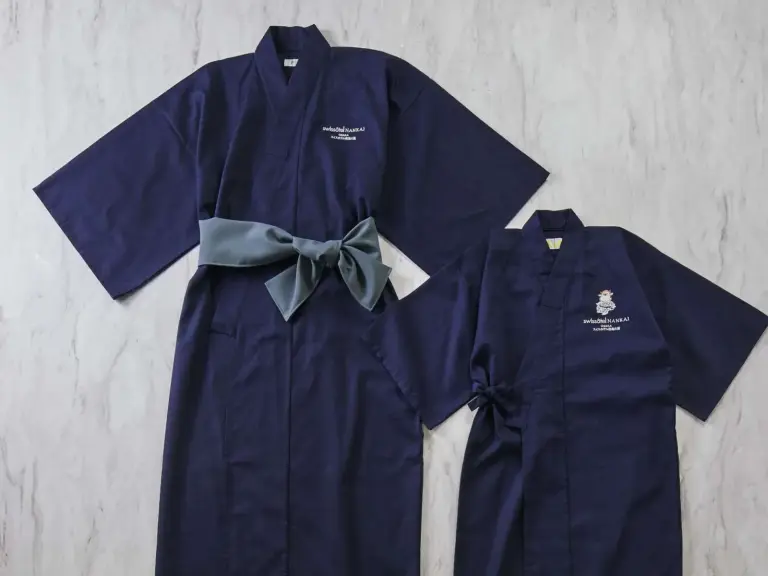 Swissotel Nankai Osaka – Hotel in Osaka, Japan – zwei blaue Pyjamas mit einer Schleife bei Swissotel Nankai Osaka in Osaka