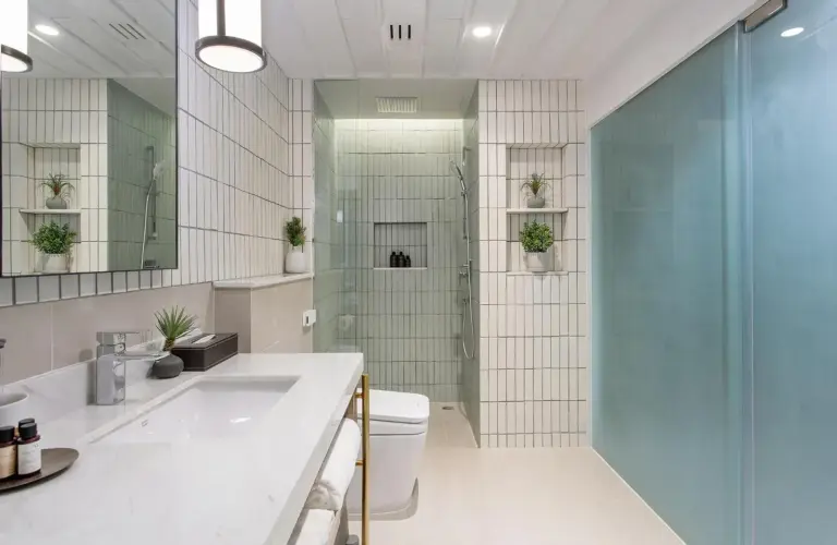 SYN Boutique Hotel – hôtel à Chiang Mai, Thaïlande – une salle de bains avec une douche, des toilettes et un lavabo au SYN Boutique Hotel à Chiang Mai