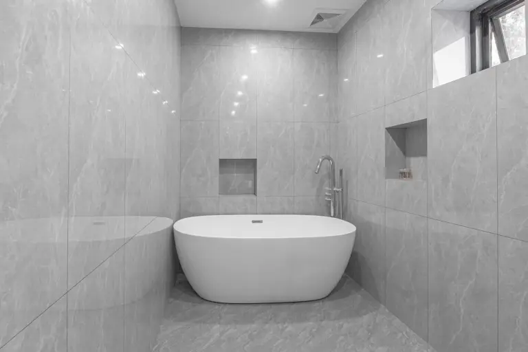 Bathtub in the bathroom of T M L-Grand Manor