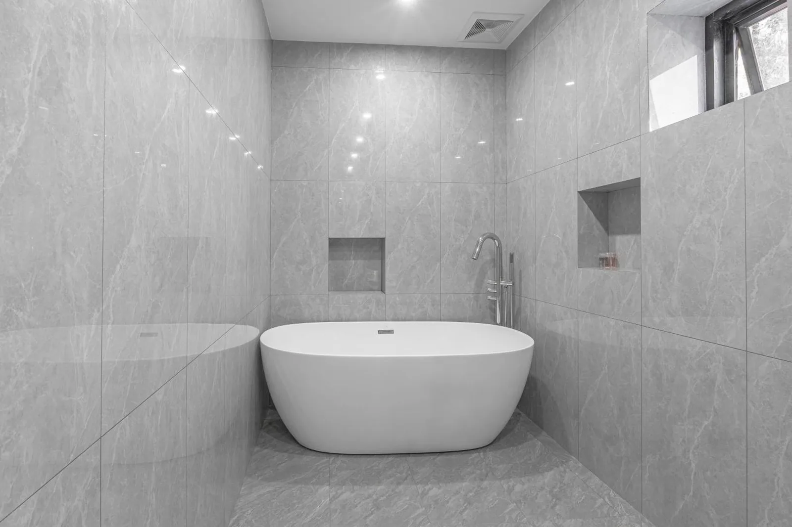 Bathtub in the bathroom of T M L-Grand Manor