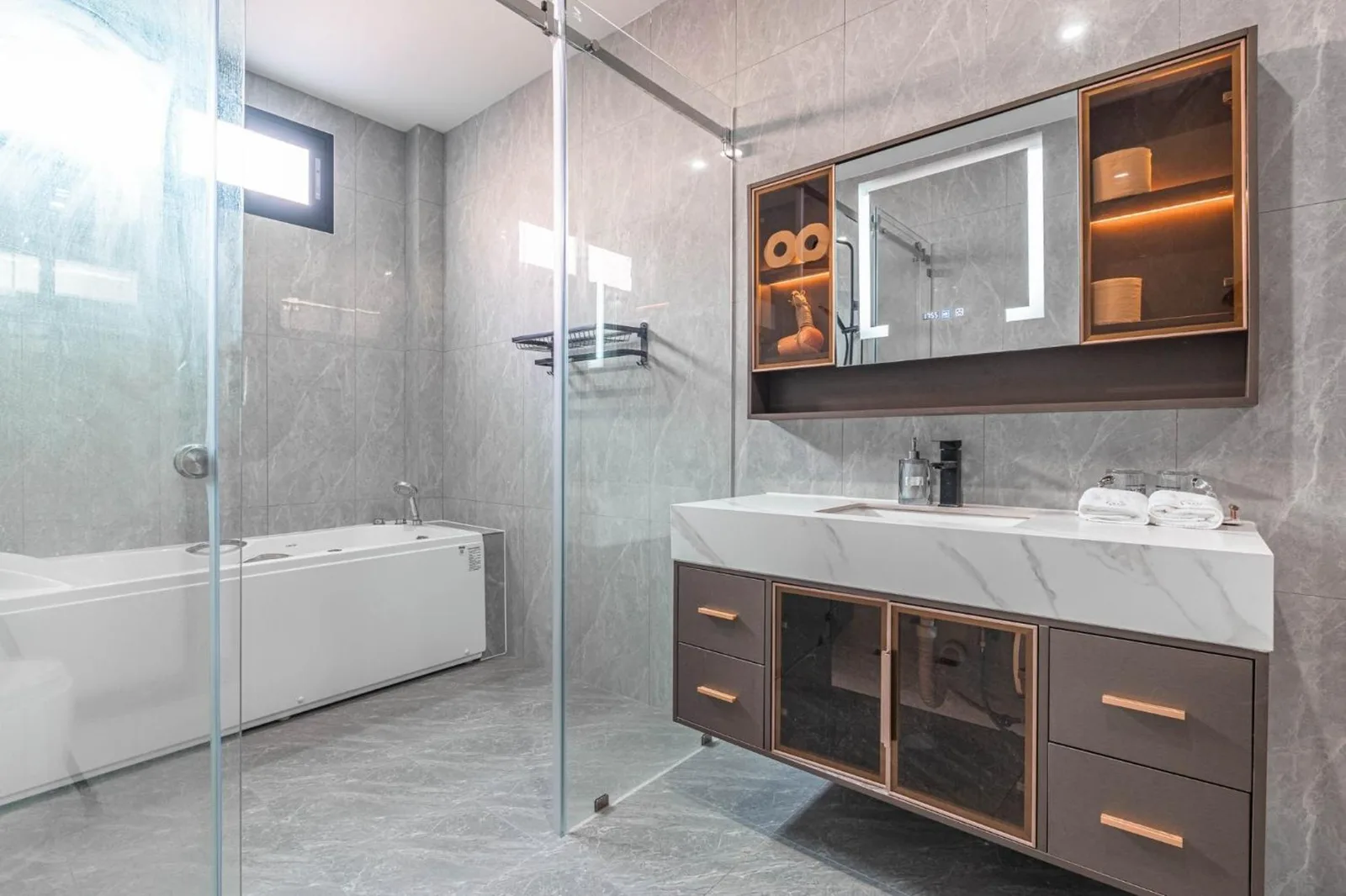 T M L-Luxury 4 bedrooms Pool Villa - detailed bathroom shot