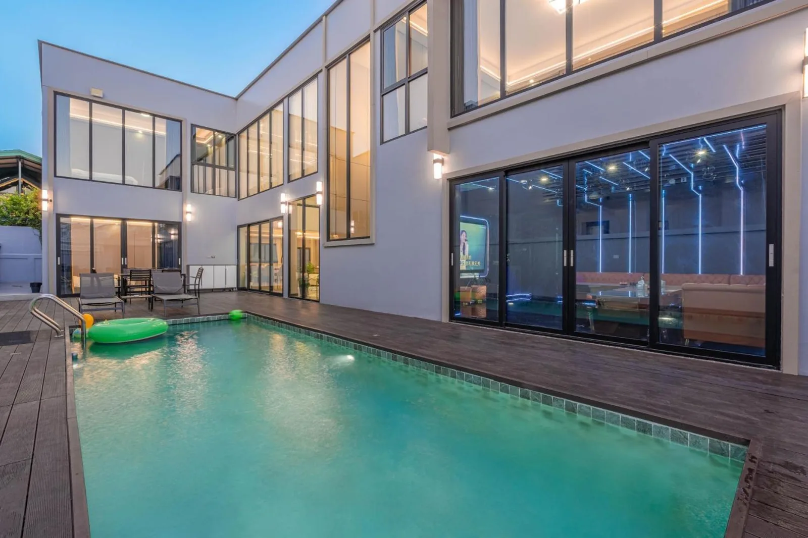 T M L-Luxury 4 bedrooms Pool Villa - private swimming pool view