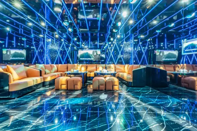 KTV Lounge in der T M L Luxury Villa
