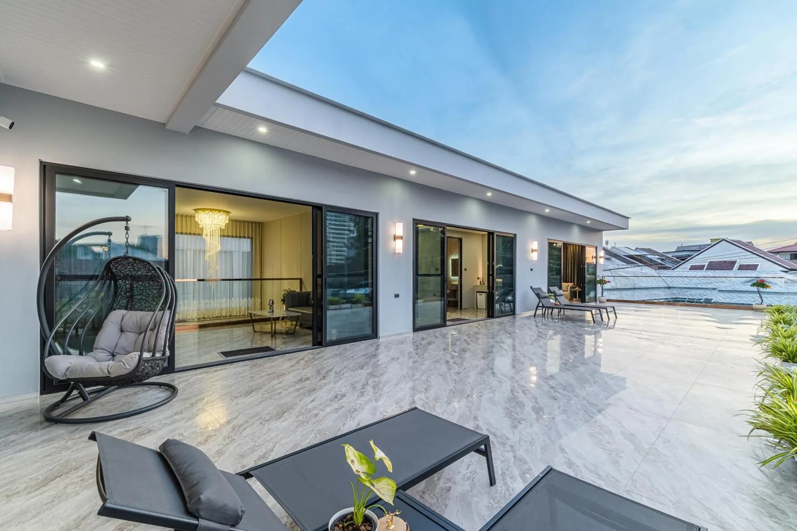 T M L Luxury 5 bedrooms Pool Villa mit privatem KTV & 4 Min Walk to Jomtien Beach, in Pattaya