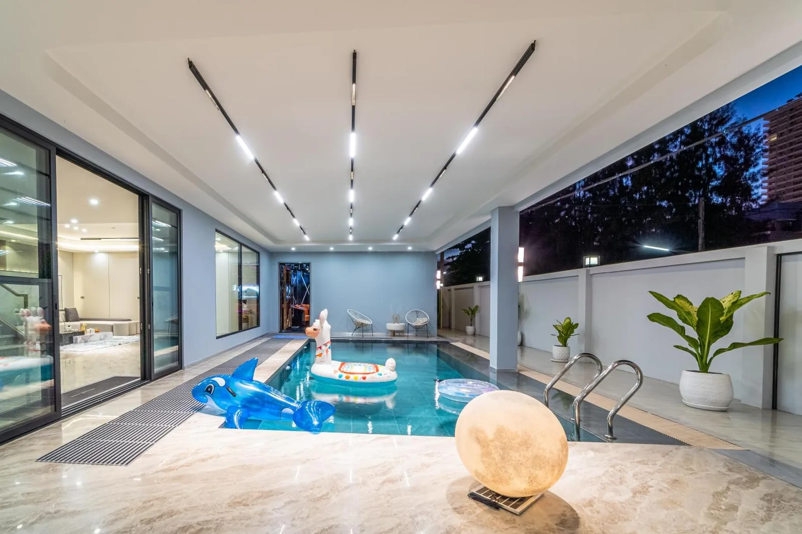 Blick auf den Pool in der T M L Luxury Villa