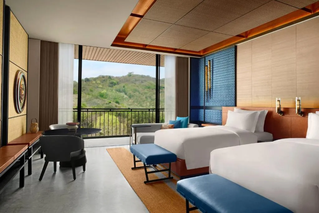 Twin bedroom at TA’AKTANA, Labuan Bajo with balcony access