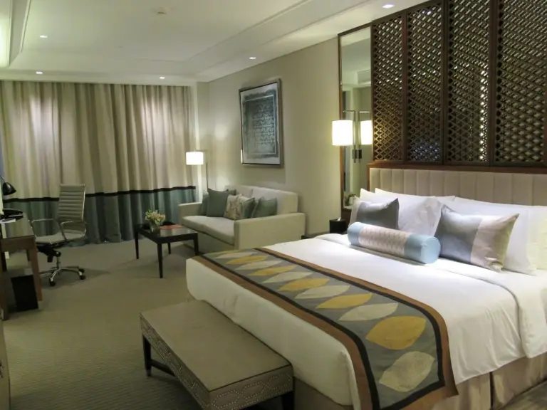 Taj Dubai – hôtel à Dubaï, Émirats arabes unis – une chambre d’hôtel avec deux lits et une salle de bains au Taj Dubai à Dubaï