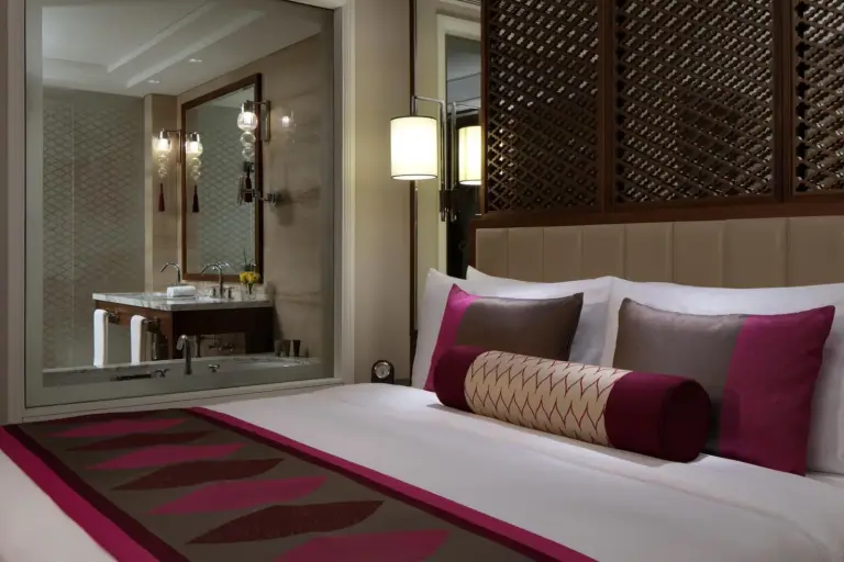 Chambre du Taj Dubai avec salle de bains visible