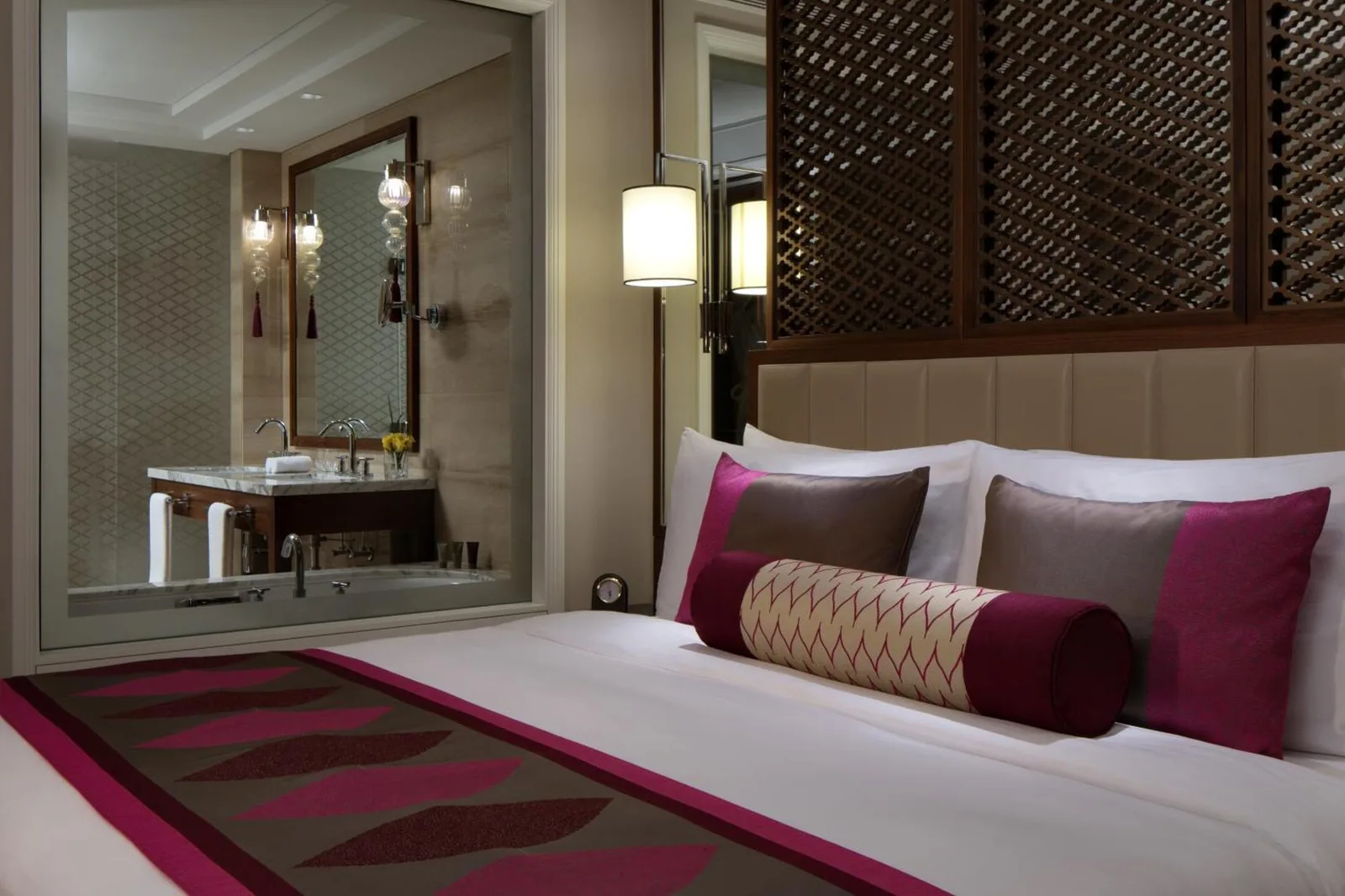 Chambre du Taj Dubai avec salle de bains visible
